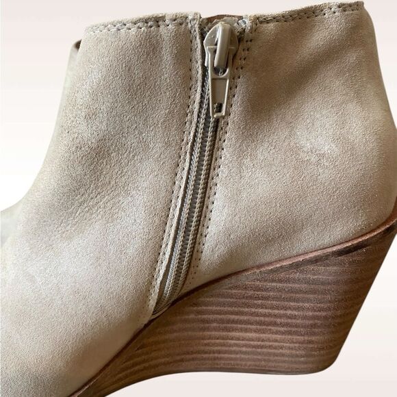Lucky Brand Cream Suede Ankle Booties V-Cut wedge Melindi boots NWOB size 7.5 - Picture 9 of 13